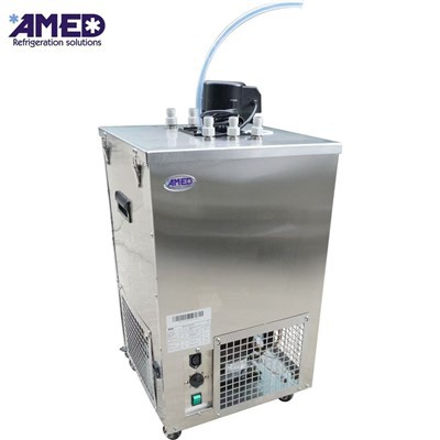 Под прилавкой чистой водой охладитель